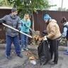 С настроением и под музыку: в Ленинском районе Уфы проходит субботник